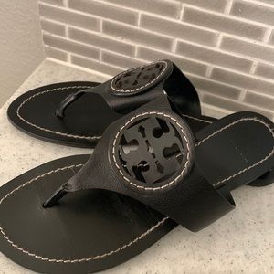 Tory Burch Louisa Black Leather Sandal Thong 7.5M Wide side strap EUC!